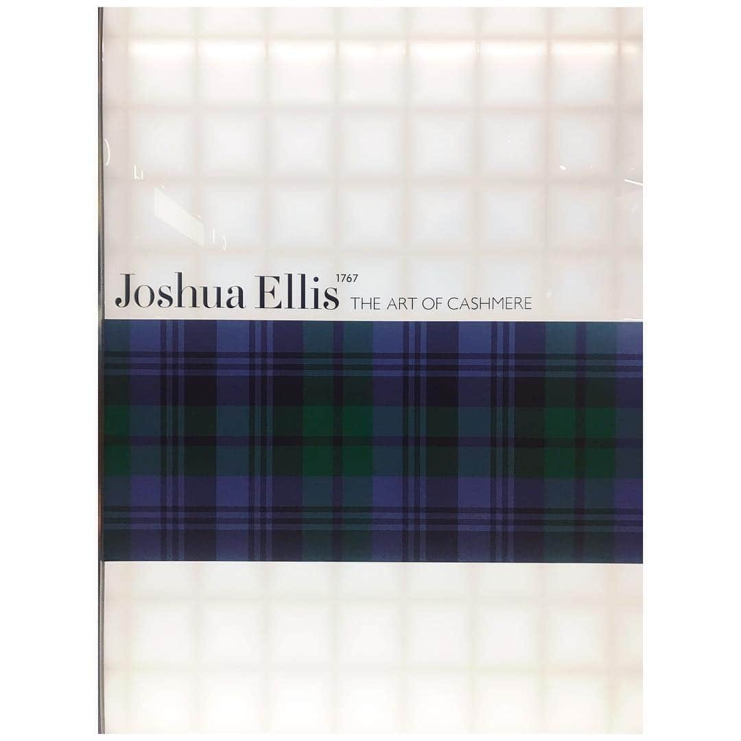 愛可さんのインスタグラム写真 - (愛可Instagram)「・ イギリスのショールの老舗メーカー 【Joshua Ellis  ジョシュアエリス】のポップアップショップのレセプションパーティーへ、仲良しのみんなで🇬🇧 ・ ・ 超上質の大判のカシミヤストールに包まれて、幸せ〜🌟 ・ しばらく、暖かい日はこれがあればアウターいらずです。 私はこの秋らしく、ブラウン系カラーをセレクトしました。 ・ ・ もちろんユニセックスでマフラーなどもあるし、プレゼントにも最適です。 ちょっと良いショールをお探しの方、是非行かれてみて下さい。 （最終日以外の日曜日は定休日なのでご注意ください） ・ ・ ■ジョシュア エリス ポップアップストア 日程：11月3日～12月9日 時間：12:00～20:00 定休日：日曜日（最終日の12月9日のみ営業） 住所：東京都港区南青山5-4-41 グラッセリア青山1階 ・ ・ #joshuaellis #ジョシュアエリス #大判ショール #ショール #カシミヤストール」11月3日 13時55分 - aikick