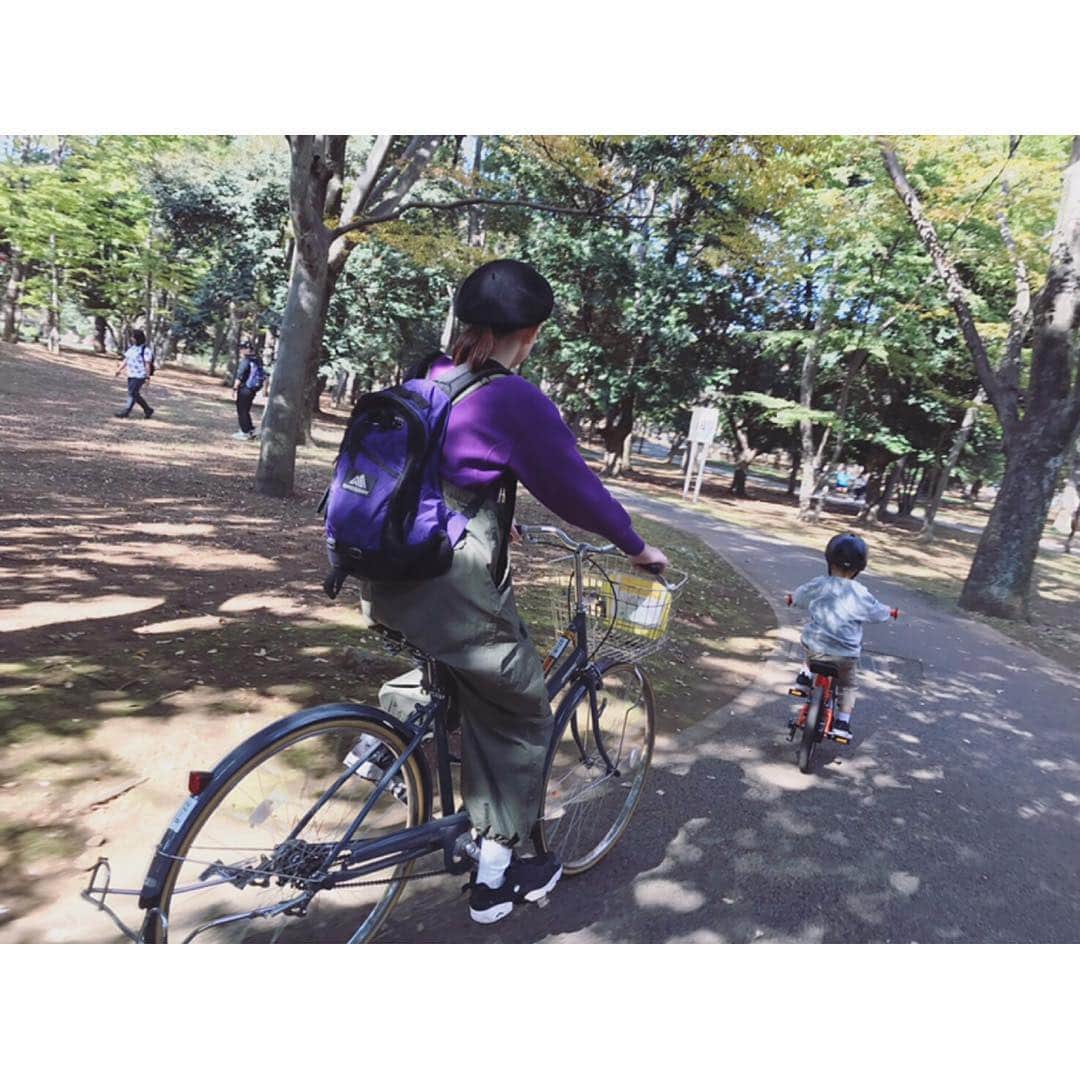 高見まなみのインスタグラム：「最近は、紫の気分💜 小さめのグレゴリーがちょうどいいな☺️ . .  #代々木公園  #サイクリングコース #レンタル自転車」