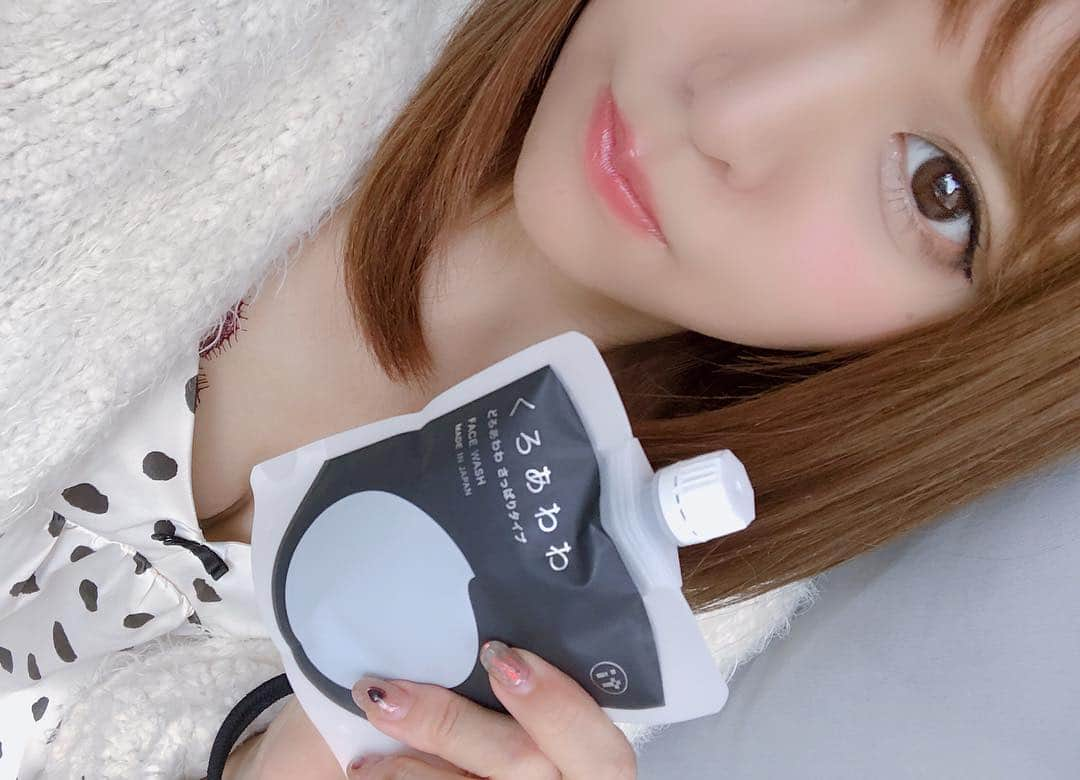 ななぴさんのインスタグラム写真 - (ななぴInstagram)「🧖🏻‍♀️﻿ ﻿ ﻿ いつも愛用している洗顔料のどろあわわから﻿ 新しく"くろあわわ"が出たよ👏🏻💓﻿ ﻿ @kenkoucorp﻿ ﻿ ﻿ 黒あわわは泥成分の吸着パワーが加わり﻿ 汚れごっそり吸着！😇﻿ ﻿ そしてどろあわわ独特の泡弾力がさらにup！﻿ 優しく洗うだけで、汚れがすっきり落とせるよ🤲🏻﻿ ﻿ 保湿成分たっぷり配合だから﻿ 洗い上がりも乾燥しなくてびっくり🤤💓﻿ ﻿ 保湿効果高いし透明感upして﻿ 美肌に近づいたかなぁ〜？﻿ ﻿ 毎日の洗顔と保湿を変えてから﻿ お肌の調子が格段に上がりました♡﻿ ﻿ 美肌目指そう〜👶🏼﻿ ﻿ #スキンケア #美肌 #保湿 #リニューアル #保湿ケア #うるおい #洗顔 #目指せ美肌 #くろあわわ #新くろあわわ #濃密泡 #マンナン #泥炭 #ほぐし洗顔 #透明やわらか肌 #ヤシガラ活性炭 #米麴 #すっぴん #ツヤ肌 #毛穴ケア #PR﻿ ﻿」11月3日 14時51分 - __nanapgram__