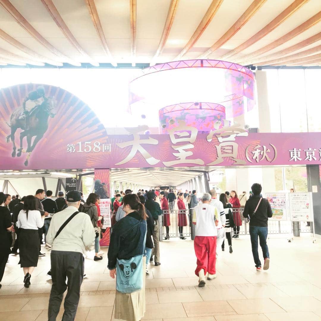 小澤陽子さんのインスタグラム写真 - (小澤陽子Instagram)「at work☻  平成最後の、『天皇賞・秋』🌾🍠🍁 . . #おざよーの本日の人文字KEIBA🏇 は、、天皇賞の〝てん〟を、 衣装でそのまま利用、、点😳🐩(ダルメシアン  #天皇賞 #ダービー馬 #レイデオロ #ルメール騎手 #去年に続き３週間連続GⅠ制覇の快挙🏅 #おざよーのちゃっかり馬券🎫 も… #GⅠ３週連続的中😳🎯✨ #スワーヴリチャードのファンなのでがんばれ馬券も🎫 #残念でもまた次回！  明日は、大好きな〝ア杯〟こと アルゼンチン共和国杯✯ そして、Jpn1のビッグレース: JBC3連チャン🌟  15:00〜みんなのKEIBA🏇 明日はどこからオープニングかなー？🤔」11月3日 15時11分 - yoko.ozawa729