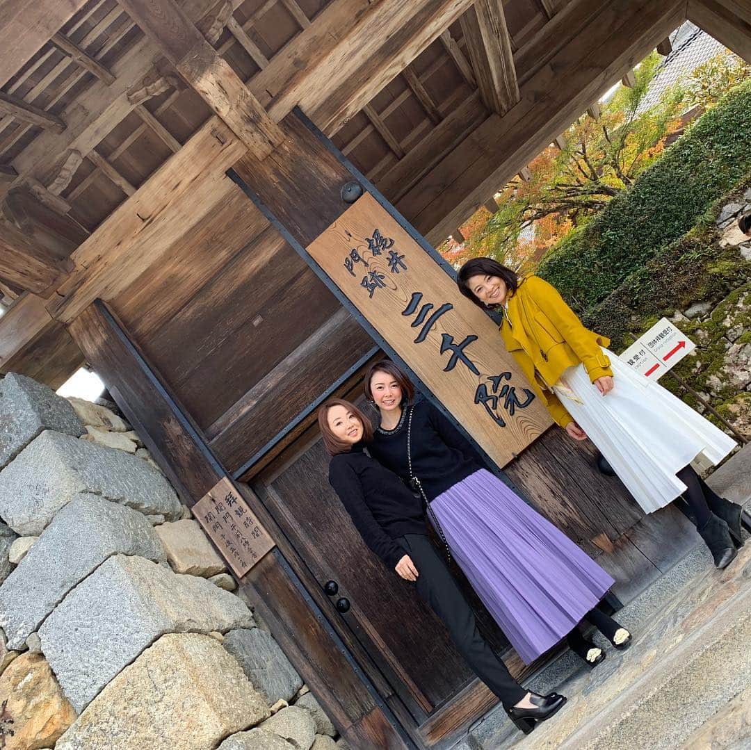 宮崎宣子さんのインスタグラム写真 - (宮崎宣子Instagram)「京都の紅葉は、まだ早かったけど、少しでも見たくて三千院へ🍁 北の方にあって少し気温が下がるため紅葉が始まってました😊✨ 少しでも見られて嬉しい😆 まきちゃん、連れてきてくれてありがとう❤️ #紅葉 #京都の紅葉 #三千院 #紅葉のはじまり #紅葉の時期はもっと素敵なんだろうな #京都旅」11月3日 16時18分 - miyazaki_nobuko