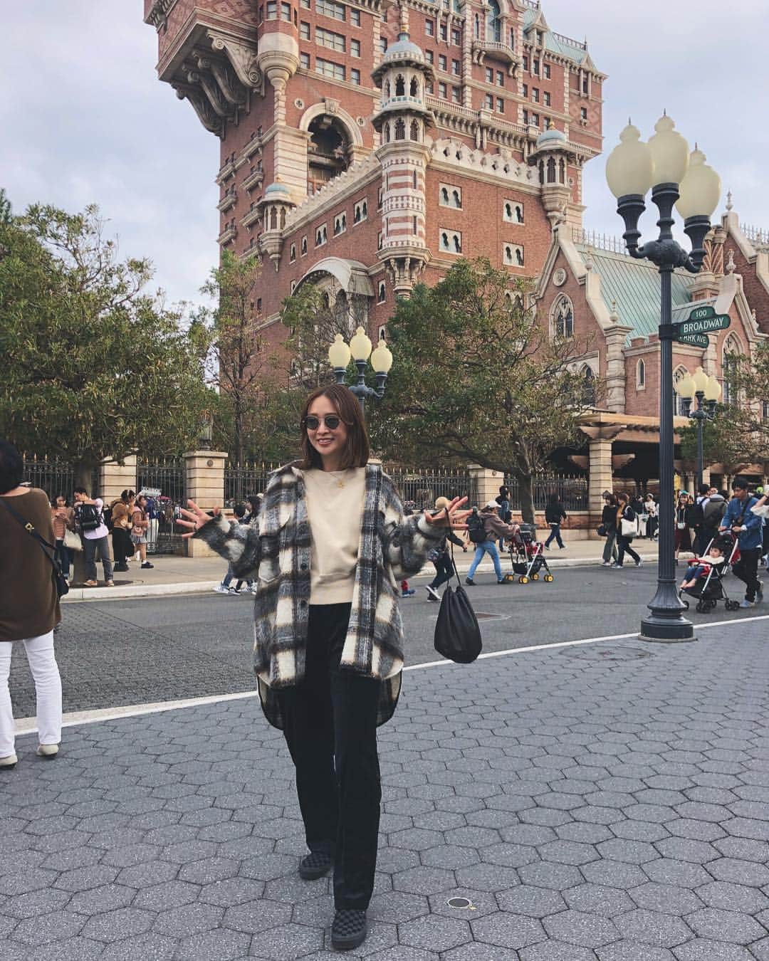 野尻美穂のインスタグラム：「タワー・オブ・テラーが1番好きです。 激混みの中ディズニーシーに来ました😙  #tokyodisneysea #mihonano」