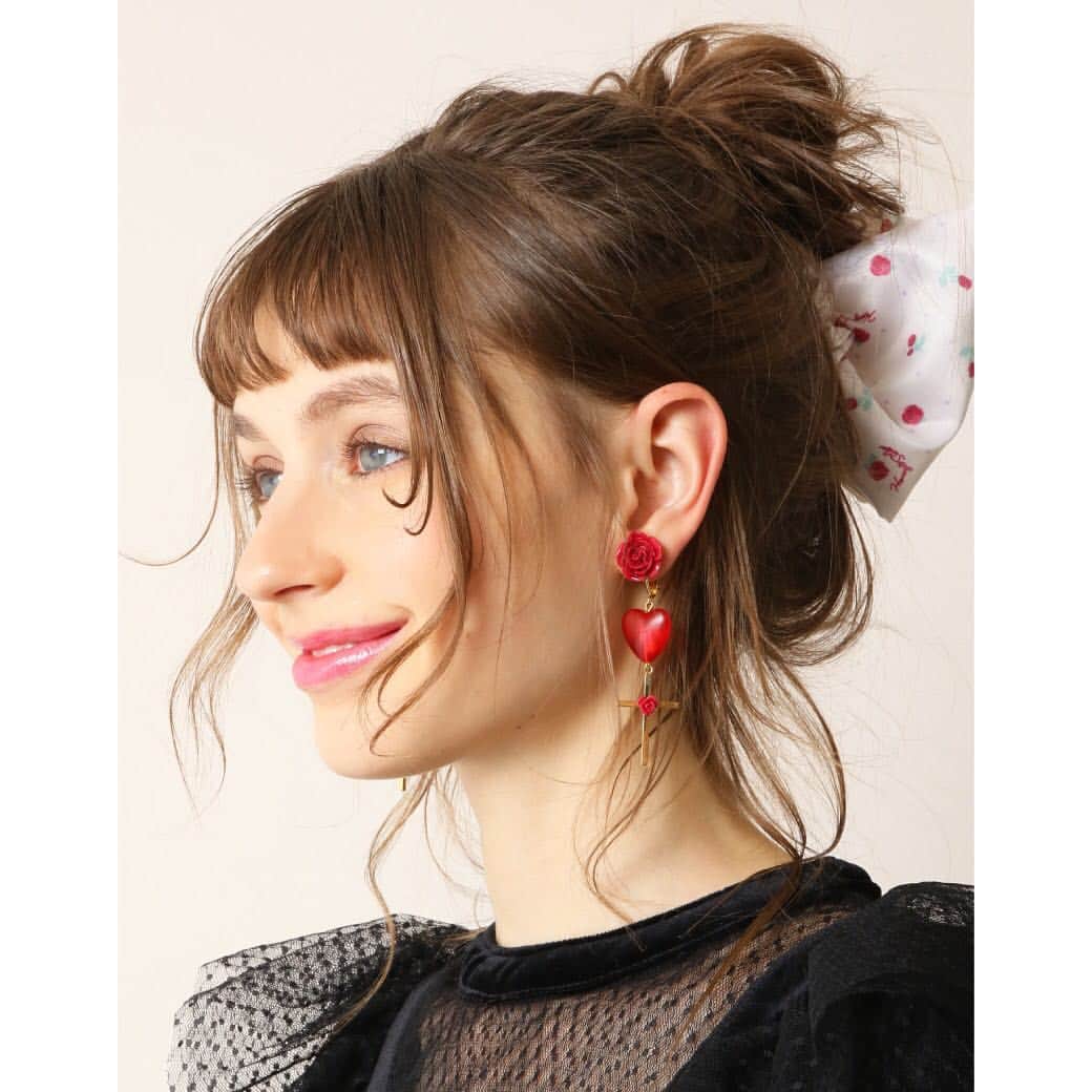 のインスタグラム：「. 【NEW】 . Partyスタイルにおすすめのアクセサリー🌹✨ . ♡roseハートイヤリング ♡リトルローズパーティバレッタ . . #honeysalonbyfoppish  #honeysalon #ハニーサロン #ハニサロ #ハニサロアクセ #ローズ #バラ #薔薇 #パーティ #イヤリング #バレッタ #accessory #rose  #barrette #earring #party #partystyle」