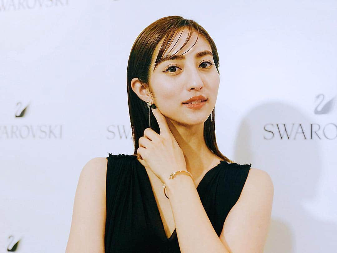 堀田茜さんのインスタグラム写真 - (堀田茜Instagram)「SWAROVSKI 心斎橋店リニューアルオープン💐 いつも自信をくれるスワロフスキー。これからも大好きです💍 @swarovski」11月3日 21時44分 - akanehotta