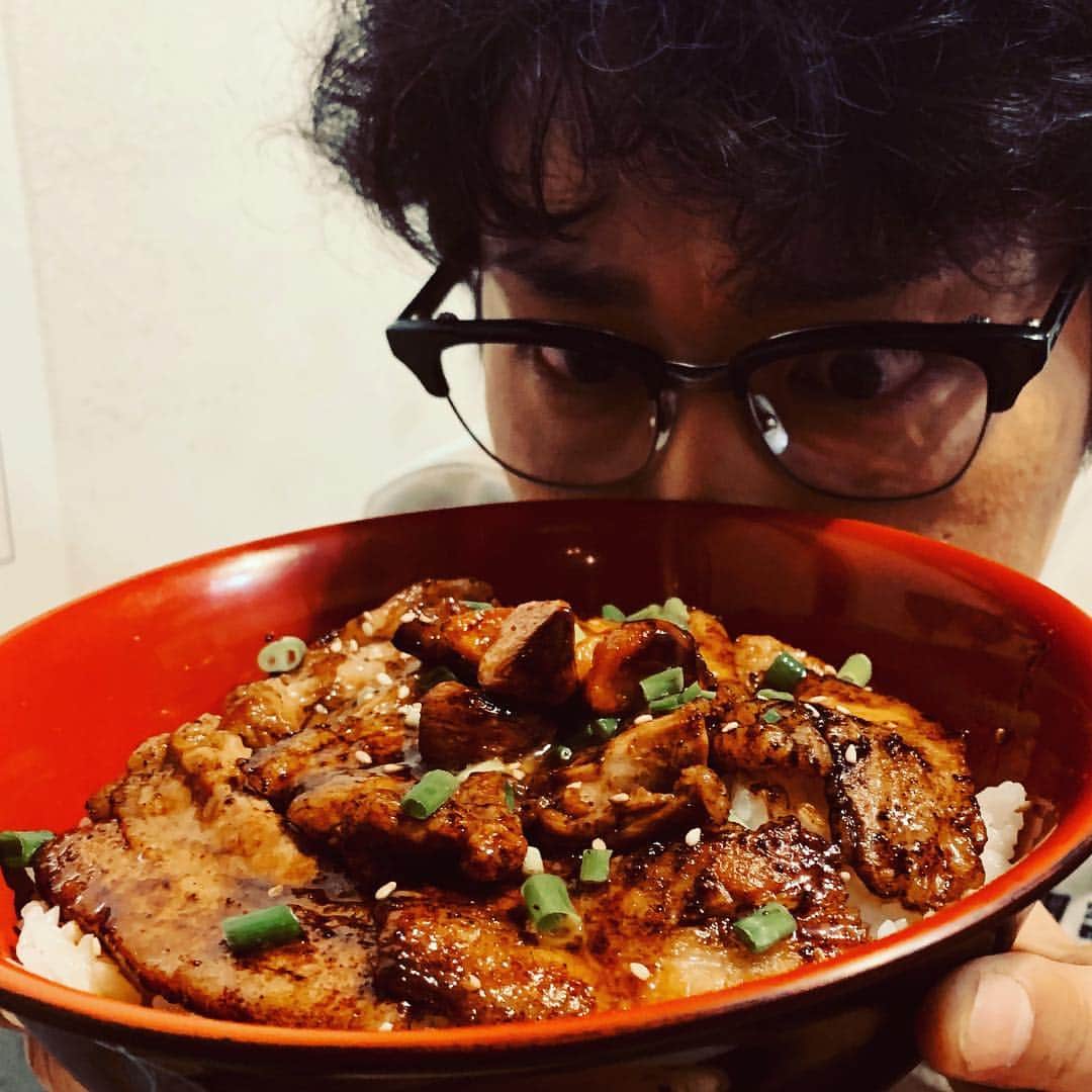安田顕さんのインスタグラム写真 - (安田顕Instagram)「いつぞやの深谷にて #豚丼 激ウマ\( ˆoˆ )/ またすぐ食べたくなってきます🤤 #睨み飯」11月3日 16時22分 - yasu_da_ken