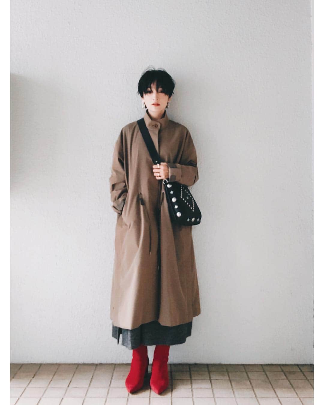 高山都さんのインスタグラム写真 - (高山都Instagram)「赤いブーツ。 冒険かなーと思ったけど、買って正解だった✌️ ベージュのコートがリップと足元でキュッと締まった今日の #都ふく 中はグレーのニットワンピース。ふわふわ肌触り最高だから1枚で着た♡ #atelierbeton #curensology #isabelmarant #pellico」11月3日 16時45分 - miyare38