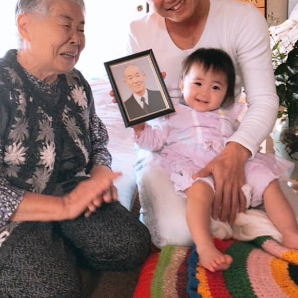 中川紗耶加のインスタグラム：「旦那さん側のひぃばあちゃんとひぃじいちゃんにやっと会いに行けた💕再会を泣いて喜んでくれる本当に可愛いひぃおばあちゃん😊手作りのミニバッグもプレゼントしてくれました😍 親戚のみんなが本当に可愛いがってくれて、すっごく楽しそうでした⑅◡̈*💕 #ひぃばぁちゃん #再会 #かわいいおばあちゃん #素敵な想い出 #手作りバッグ #ありがとうございます #ママは車酔い #女の子ベビー #女の子ママ #赤ちゃんのいる生活 #女の子育児 #帰省 #新米ママ #親バカ部  #ラプンツェルコーデ #baby #babyphotography #love #cute #babygirl #angelbaby #zzz #cutebaby #sweetbaby #newbaby #lovemybaby #instagood #instababy #instafollow」
