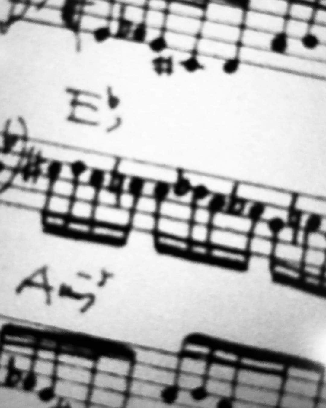 のインスタグラム：「Hello jet-lag.. but I’m trying to wake up my self with virtuoso piece...! ・ ・  うおぁぁーー時差ちゃん😱😱 ・ に負けそうになりますが… 指も頭も叩き起こしております ・ 起きるのだ、起きるのだ、起きるのだ、起きるのだ、起きるのだ ヒトミ弾いて 弾いて 寝ないで 寝ないで 寝ないで 弾いて 弾いて 起きてちょおーだーいー ・ この曲分かる人居るかしら🤔 ・ 答えは、こちらの曲をお披露目するときに👍🏻 ・ #jetlag #musicianslife #practicepracticepractice」