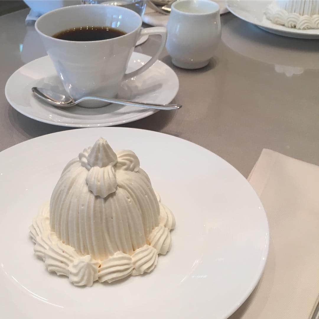 沢瀉美緒さんのインスタグラム写真 - (沢瀉美緒Instagram)「※ Palace hotel again 🌰 . Eat Marron Chantilly✨ . パレスホテルに来たら 和栗のマロンシャンティイの 期間が延長していたよ🌰 . 11月いっぱいはあるみたい💛 . . #palacehotel #palacehoteltokyo #パレスホテル東京 #パレスホテル #マロンシャンティイ #marronchantilly #ミオログ」11月3日 17時29分 - mio_omodaka