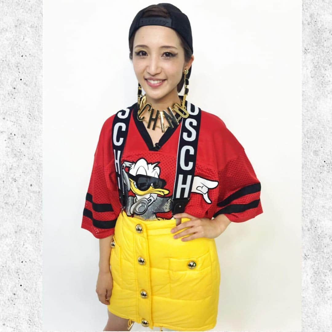 眞家泉さんのインスタグラム写真 - (眞家泉Instagram)「⭐︎ MOSCHINO TV H&M コラボコレクション  11/08(木)〜販売開始のコレクションを一足早く着用させていただき、3日間撮影をしました！  一つひとつがとてもお洒落で、すっかり虜になっちゃいました。 ユニセックスなデザインやサイズ感、大好きです。  またすぐにでも着たい🕶💓 . #moschino #hm #hmoschino #moschinoxhm #moschinotvhm  #モスキーノ #エイチアンドエム #ユニセックス #disney」11月3日 17時31分 - maie_izumi