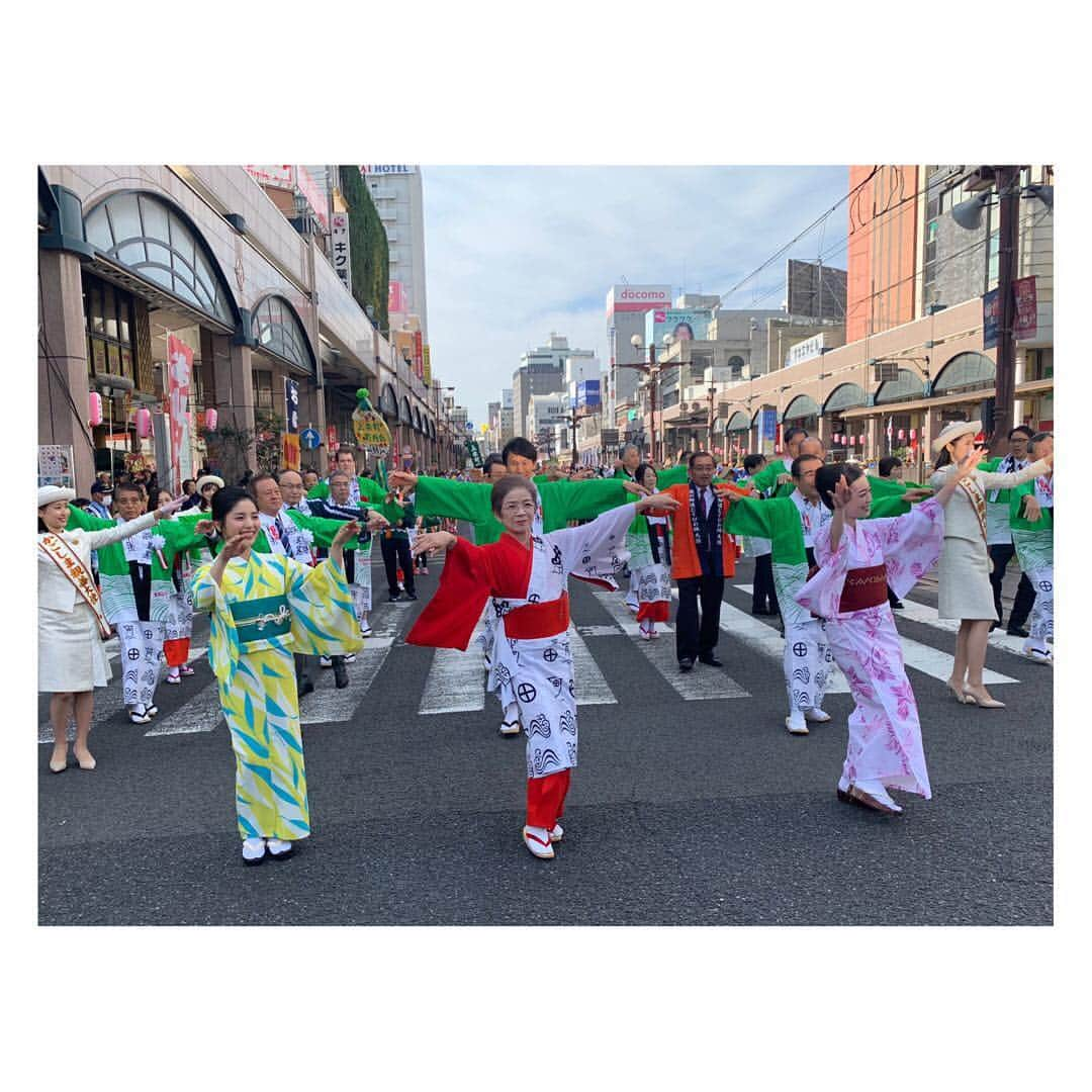 西田あいさんのインスタグラム写真 - (西田あいInstagram)「実は人生初の本場・鹿児島おはら祭！ KTS鹿児島テレビの特番生中継に城南海ちゃんと(なにげに髪型までおそろコーデで)出演させて頂きましたよ♪ 三反園県知事と森市長と一緒に踊ったり、踊り連のみなさんと一緒に踊ったり、明治維新150周年記念ということで大河ドラマ「西郷どん」から鈴木亮平さん、瑛太さんがパレードするなど…もの凄い熱気を肌で感じました。 鹿児島、かなりアツく盛り上がっています！ ・ #おはら祭 #西郷どん #わっぜか盛り上がり #kts生中継 #声をかけてくれたみなさん #あいがともさげもしたぁ #おやっとさぁ」11月3日 18時29分 - nishidaai