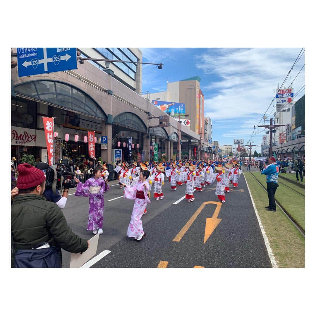 西田あいさんのインスタグラム写真 - (西田あいInstagram)「実は人生初の本場・鹿児島おはら祭！ KTS鹿児島テレビの特番生中継に城南海ちゃんと(なにげに髪型までおそろコーデで)出演させて頂きましたよ♪ 三反園県知事と森市長と一緒に踊ったり、踊り連のみなさんと一緒に踊ったり、明治維新150周年記念ということで大河ドラマ「西郷どん」から鈴木亮平さん、瑛太さんがパレードするなど…もの凄い熱気を肌で感じました。 鹿児島、かなりアツく盛り上がっています！ ・ #おはら祭 #西郷どん #わっぜか盛り上がり #kts生中継 #声をかけてくれたみなさん #あいがともさげもしたぁ #おやっとさぁ」11月3日 18時29分 - nishidaai