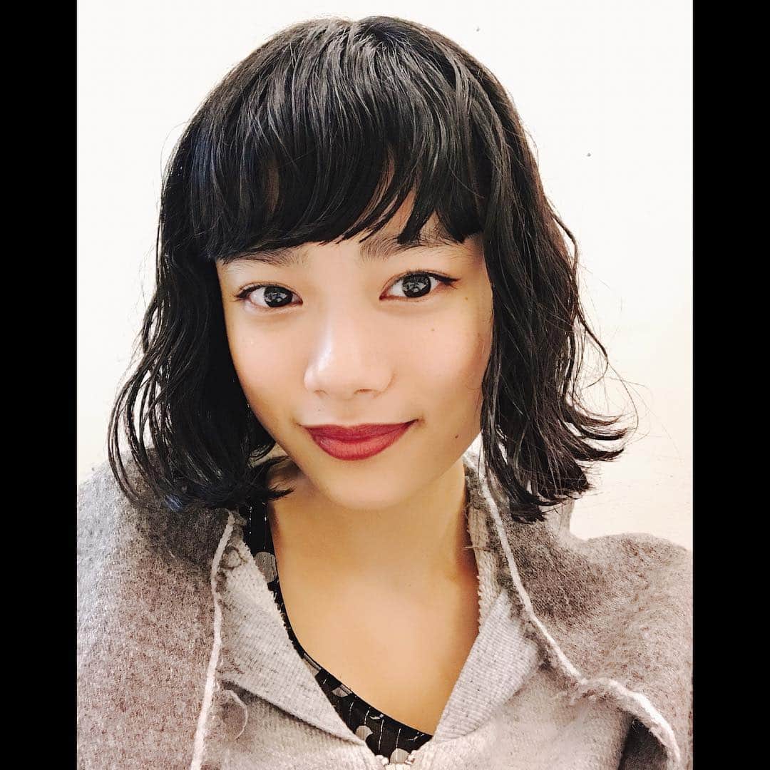 杉咲花のインスタグラム：「はじめてのパーマ、髪の毛くるくるに。」