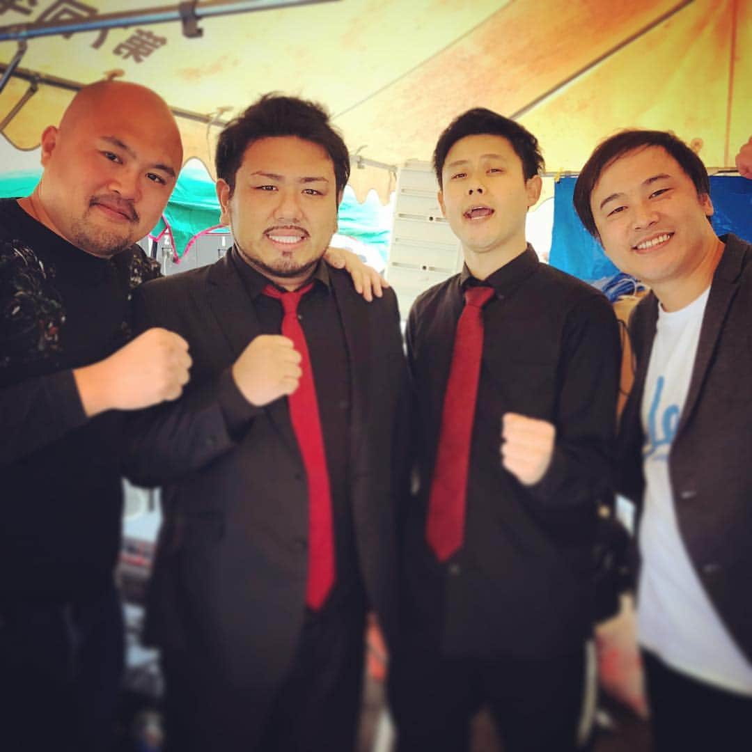 謙虚 インタフェース 楕円形 赤 ネクタイ 黒 シャツ 遅い 排除する ノーブル