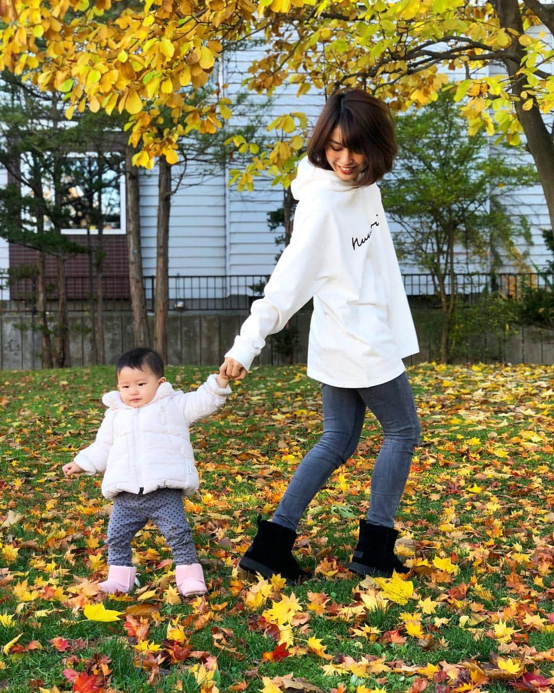 都倉賢さんのインスタグラム写真 - (都倉賢Instagram)「札幌の円山公園の紅葉はピークを迎えていまーす🍁  家族で散歩がてら紅葉狩りをしてきましたよ。  さてさて、この度UGG札幌店で夫婦でトークショーをさせてもらえることになりました。  妻と一緒に表舞台に立つのは初めてなので不安でいっぱいですが、そんな2人をお気軽に見に来てください😊  詳細は下に書いていますので⬇︎⬇︎⬇︎⬇︎⬇︎⬇︎ ----------- 「UGG札幌店 3周年記念イベント」 ・12月6日(木) ・19:00 ~ 21:00  今年の12月で、UGGの札幌店が3周年を迎えます。 日頃のお客様のご愛顧に感謝して、12月6日(木)に記念イベントを開催します。  スペシャルゲストに、現役Jリーガーの都倉賢選手、 メディアブランドNEXTWEEKEND代表の村上萌さんを迎え、 トークショーを開催します。  11月14日(水)までの間、UGG札幌店にご来店頂いた方に 当日の優先観覧スペースとUGGの限定グッズが当たる応募カードをお配りしていますので、是非ご来店下さい！  イベント当日はどなたでもご参加可能です！ ただし、観覧スペース当選者を優先とさせて頂き、 混み合った場合は順番のご案内となります。 ----------- #uggjapan  #ugg札幌」11月3日 18時31分 - tokuraken