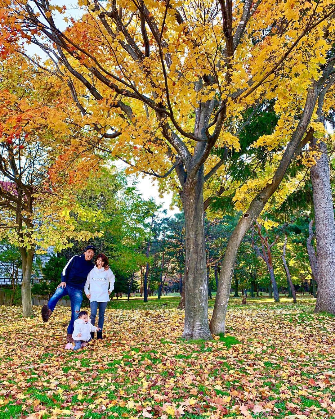 都倉賢さんのインスタグラム写真 - (都倉賢Instagram)「札幌の円山公園の紅葉はピークを迎えていまーす🍁  家族で散歩がてら紅葉狩りをしてきましたよ。  さてさて、この度UGG札幌店で夫婦でトークショーをさせてもらえることになりました。  妻と一緒に表舞台に立つのは初めてなので不安でいっぱいですが、そんな2人をお気軽に見に来てください😊  詳細は下に書いていますので⬇︎⬇︎⬇︎⬇︎⬇︎⬇︎ ----------- 「UGG札幌店 3周年記念イベント」 ・12月6日(木) ・19:00 ~ 21:00  今年の12月で、UGGの札幌店が3周年を迎えます。 日頃のお客様のご愛顧に感謝して、12月6日(木)に記念イベントを開催します。  スペシャルゲストに、現役Jリーガーの都倉賢選手、 メディアブランドNEXTWEEKEND代表の村上萌さんを迎え、 トークショーを開催します。  11月14日(水)までの間、UGG札幌店にご来店頂いた方に 当日の優先観覧スペースとUGGの限定グッズが当たる応募カードをお配りしていますので、是非ご来店下さい！  イベント当日はどなたでもご参加可能です！ ただし、観覧スペース当選者を優先とさせて頂き、 混み合った場合は順番のご案内となります。 ----------- #uggjapan  #ugg札幌」11月3日 18時31分 - tokuraken