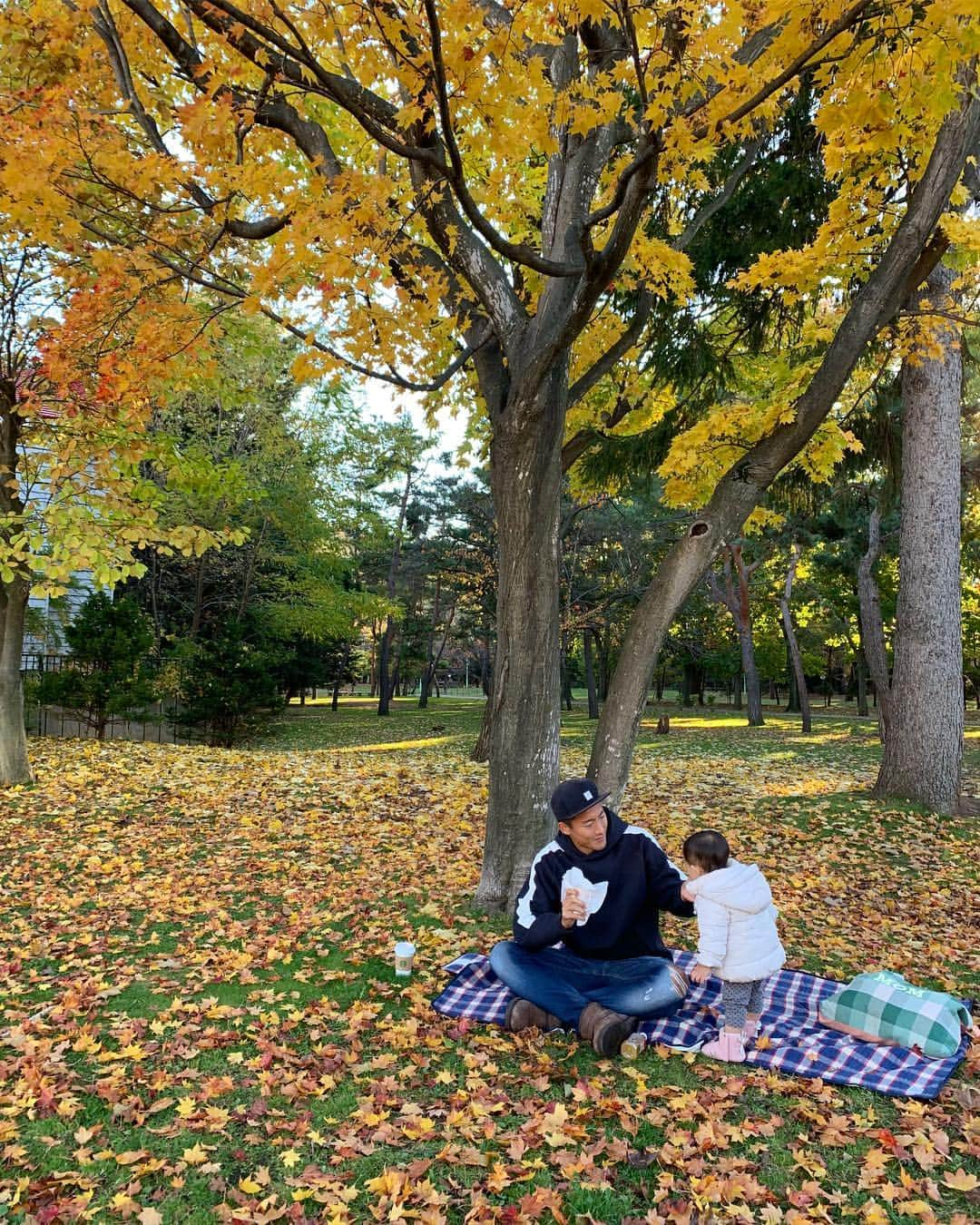 都倉賢さんのインスタグラム写真 - (都倉賢Instagram)「札幌の円山公園の紅葉はピークを迎えていまーす🍁  家族で散歩がてら紅葉狩りをしてきましたよ。  さてさて、この度UGG札幌店で夫婦でトークショーをさせてもらえることになりました。  妻と一緒に表舞台に立つのは初めてなので不安でいっぱいですが、そんな2人をお気軽に見に来てください😊  詳細は下に書いていますので⬇︎⬇︎⬇︎⬇︎⬇︎⬇︎ ----------- 「UGG札幌店 3周年記念イベント」 ・12月6日(木) ・19:00 ~ 21:00  今年の12月で、UGGの札幌店が3周年を迎えます。 日頃のお客様のご愛顧に感謝して、12月6日(木)に記念イベントを開催します。  スペシャルゲストに、現役Jリーガーの都倉賢選手、 メディアブランドNEXTWEEKEND代表の村上萌さんを迎え、 トークショーを開催します。  11月14日(水)までの間、UGG札幌店にご来店頂いた方に 当日の優先観覧スペースとUGGの限定グッズが当たる応募カードをお配りしていますので、是非ご来店下さい！  イベント当日はどなたでもご参加可能です！ ただし、観覧スペース当選者を優先とさせて頂き、 混み合った場合は順番のご案内となります。 ----------- #uggjapan  #ugg札幌」11月3日 18時31分 - tokuraken