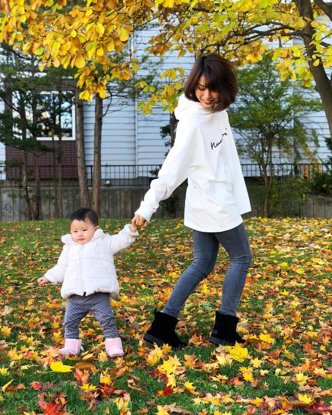 都倉賢のインスタグラム：「札幌の円山公園の紅葉はピークを迎えていまーす🍁  家族で散歩がてら紅葉狩りをしてきましたよ。  さてさて、この度UGG札幌店で夫婦でトークショーをさせてもらえることになりました。  妻と一緒に表舞台に立つのは初めてなので不安でいっぱいですが、そんな2人をお気軽に見に来てください😊  詳細は下に書いていますので⬇︎⬇︎⬇︎⬇︎⬇︎⬇︎ ----------- 「UGG札幌店 3周年記念イベント」 ・12月6日(木) ・19:00 ~ 21:00  今年の12月で、UGGの札幌店が3周年を迎えます。 日頃のお客様のご愛顧に感謝して、12月6日(木)に記念イベントを開催します。  スペシャルゲストに、現役Jリーガーの都倉賢選手、 メディアブランドNEXTWEEKEND代表の村上萌さんを迎え、 トークショーを開催します。  11月14日(水)までの間、UGG札幌店にご来店頂いた方に 当日の優先観覧スペースとUGGの限定グッズが当たる応募カードをお配りしていますので、是非ご来店下さい！  イベント当日はどなたでもご参加可能です！ ただし、観覧スペース当選者を優先とさせて頂き、 混み合った場合は順番のご案内となります。 ----------- #uggjapan  #ugg札幌」