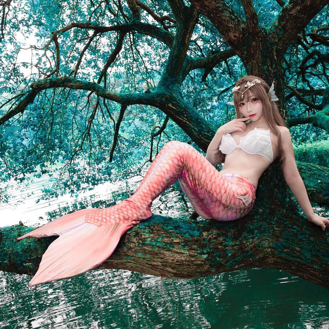 ふぇりすみにょんのインスタグラム：「Mermaid lagoon before dawn🧜‍♀️ #mermaid  #mermaiddress  #lake  #japanesegirl  #portrait  #マーメイドドレス  #ポトレ  #cute  #インスタ映えスポット」