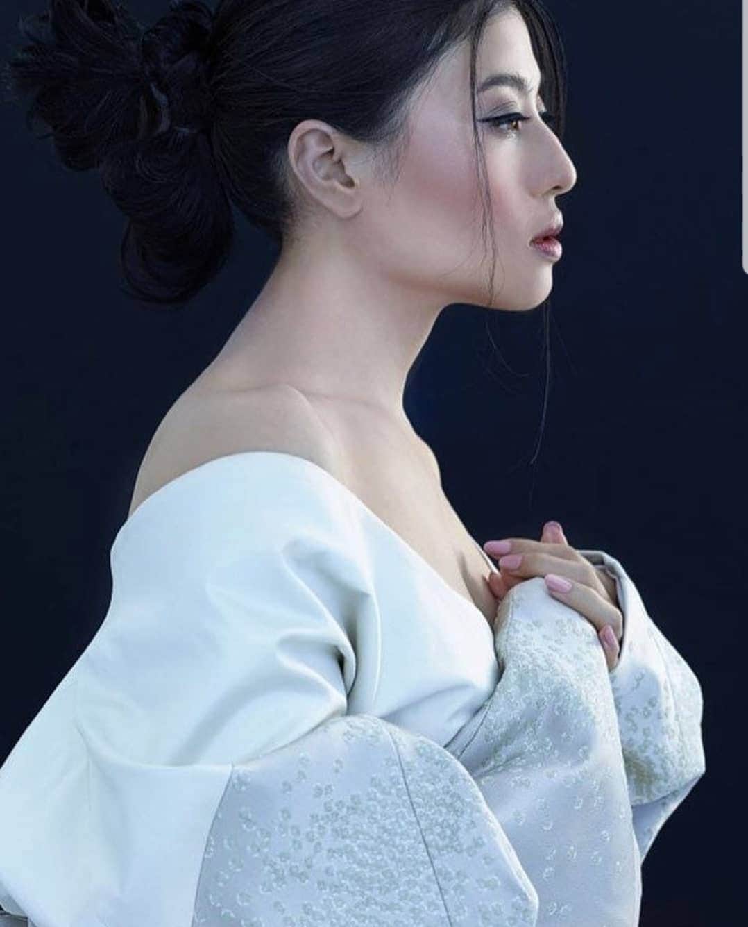 のインスタグラム：「พระเจ้าหลานเธอ พระองค์เจ้าสิริวัณณวรีนารีรัตน์ ทรงออกแบบคอลฯ Princess Hanayaka ซึ่งทรงใส่พระทัยในทุกขั้นตอนเป็นเวลากว่า 2 ปี และเมื่อวาน(2 พย.)วางจำหน่ายเป็นวันแรกแล้วจ้าที่เคาน์เตอร์แบรนด์ชิเซโด้ 😍😍 #SHISEIDOXSIRIVANNAVARI  #PrincessHanayaka  #ShiseidoThailand  #SIRIVANNAVARI #BeautifulLikeSirivannavari #girldailydotcom」