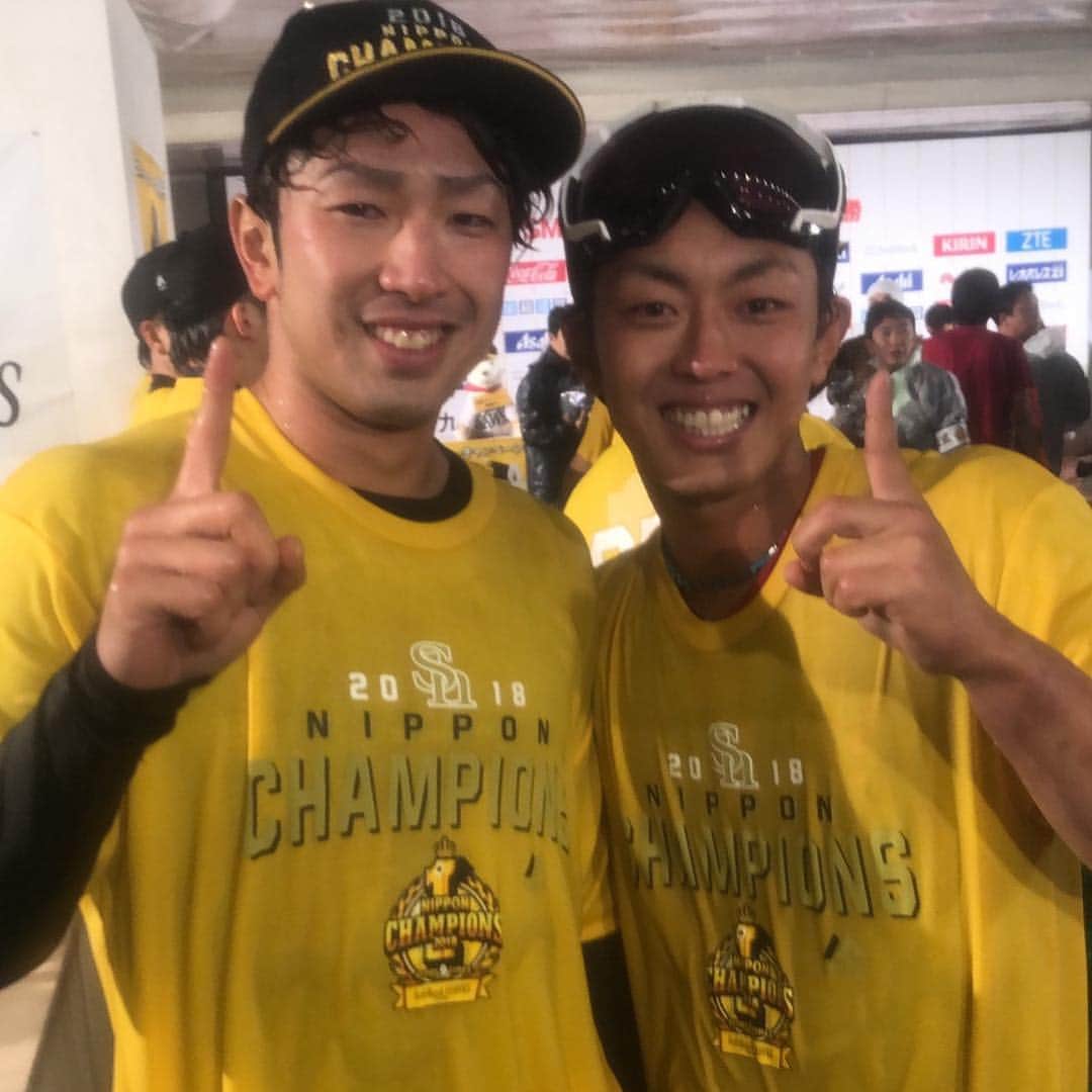 今宮健太さんのインスタグラム写真 - (今宮健太Instagram)「皆さん1年間応援ありがとうございました！！ リーグ優勝はできませんでしたが 日本シリーズで勝つことが出来てよかっです！個人的にはケガが多くなかなかチームに貢献できないシーズンでしたが、ファンの皆さん、チームメイト皆、裏方さん達のおかげでここまでやってこれました！本当にありがとうございましたぁ！ 来年もまた頑張らせていただきます！！！ それではまた笑  感  射 #西田哲朗  ナイスー！笑 #西新こころ  #GenBee #teamuajp」11月4日 5時46分 - kntaaaaaaa