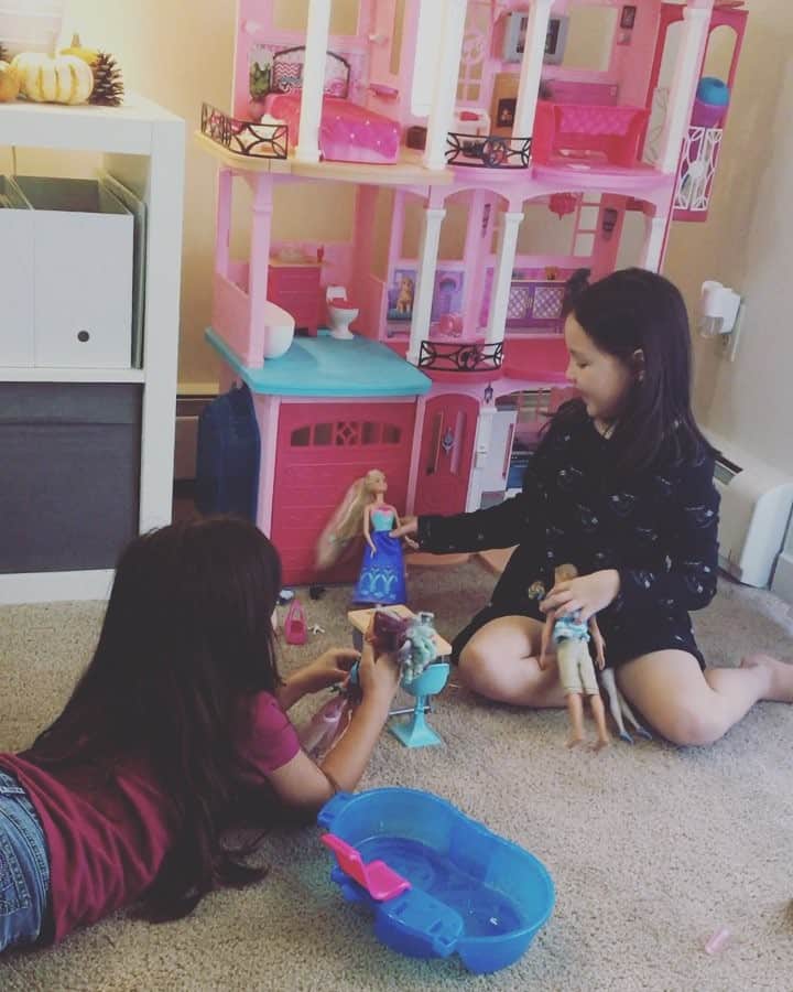 バイリンガル3兄妹のインスタグラム：「お華さんも仲間に入りたいんだけど ・ まだまだ英語でのバービー遊びについて行けず、邪魔者扱いされちゃうの😭 ・ だからそーっと箱をひっくり返してお姉ちゃん達を困らせようとしてる😂😂😂 ・ #バイリンガル #バービー  #はなち #4歳 #末っ子 #姉妹 #英語 #バイリンガル3兄妹」