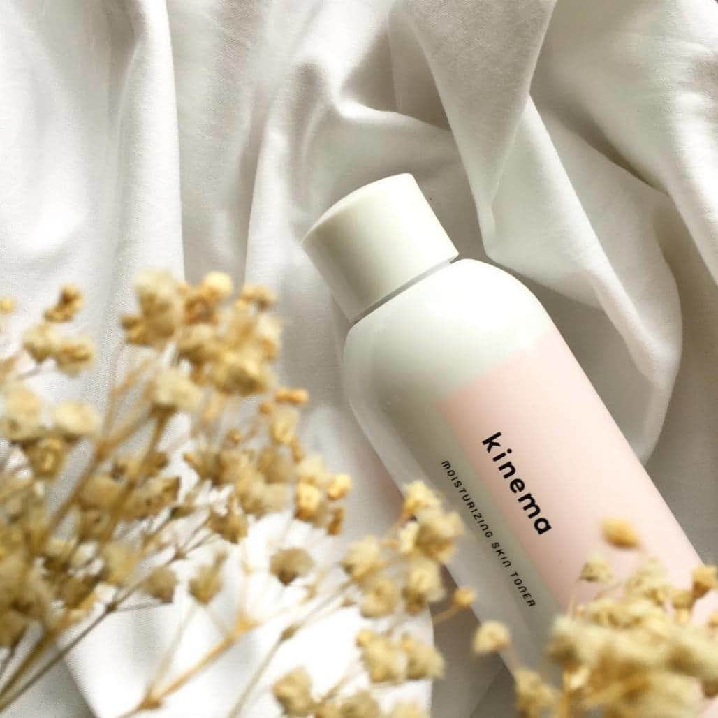 skincare in progress A daily does of Tokyoのインスタグラム：「\\ #みんなのスキンケア で、みんなの色んなキネマの使い方が見れます // . kinemaを使ってくれた、@____12.sh さんのコメント👇🏻 ------ 10 . 23 ( mon ) ㅤㅤㅤㅤㅤㅤㅤㅤㅤㅤㅤㅤㅤ ㅤㅤㅤㅤㅤㅤㅤㅤㅤㅤㅤㅤㅤ この度 @kinema.tokyo さんの 拭き取り化粧水を お試しさせて 頂いてます 𓂅𓂅 ㅤㅤㅤㅤㅤㅤㅤㅤㅤㅤㅤㅤㅤ 拭き取り化粧水は 今まで 1度も 使ったことがなく どきどき わくわくで 使わせて 頂きました ♡ʾʾ ㅤㅤㅤㅤㅤㅤㅤㅤㅤㅤㅤㅤㅤ アルコールフリーで 安心して使うことが できました 𓋏𖠣 ㅤㅤㅤㅤㅤㅤㅤㅤㅤㅤㅤㅤㅤ 5日間ほど 使用しましたが お肌も 荒れることなく むしろ お肌にハリが 出てきた 感じが 𓂃 このまま 継続して 続けたいと 思います 〃 ㅤㅤㅤㅤㅤㅤㅤㅤㅤㅤㅤㅤㅤ ㅤㅤㅤㅤㅤㅤㅤㅤㅤㅤㅤㅤㅤ ------ デザインも可愛くて、使い心地もとても良いので、続けるのが楽しくなるような商品です😍👏 . 保湿効果も抜群なので、スキンケアちょっとこだわりたいな〜って方！必見ですよ👀 . 素敵な投稿をしてくださった @____12.sh さん😁✨ . ありがとうございました👍 ------------ 💁 @kinema.tokyo は、敏感肌でも使える優しい拭き取り化粧水 👉 #みんなのスキンケア でみんなのkinemaの使い方が見れるよ 🏷現在予約販売のみ受付中です。」