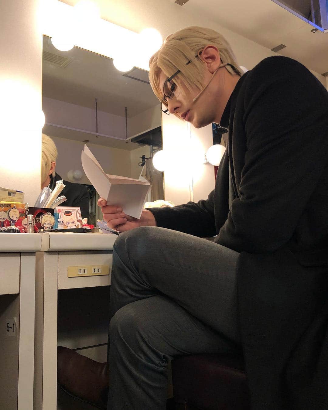 赤澤燈のインスタグラム：「ここ三日間のフルーチェさん☆  #エーステ #A3 #何かをチェックしてたり #怖い顔で電話してたり #プチプチ拾おうとしてたり #怖きゃわ #フルーチェさん #カズナリミヨシ #三日分まとめて #めんごめんご」