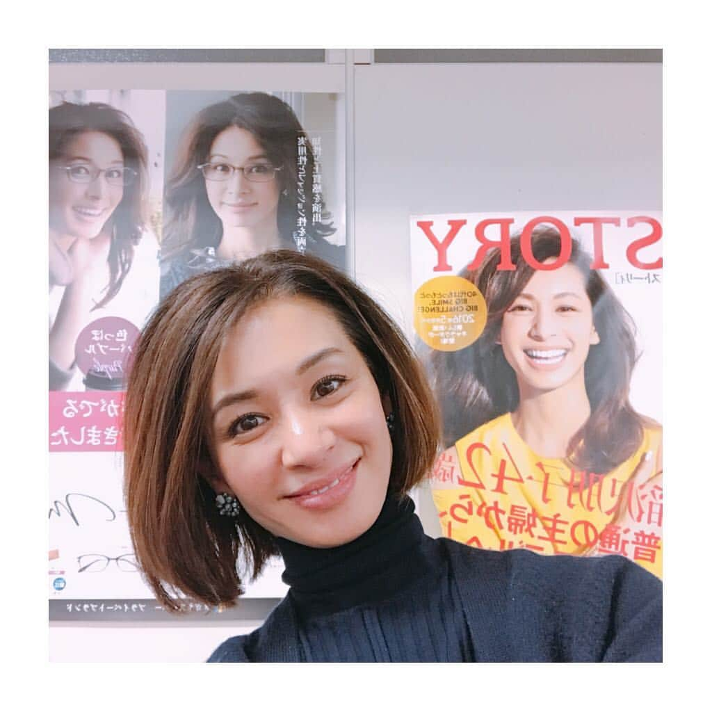 稲沢朋子さんのインスタグラム写真 - (稲沢朋子Instagram)「昨日は、撮影からの〜光文社STORY編集部へ のちにレセプションにも伺わせて頂きました☺️ @joshuaelliscashmere  お久しぶりに平山祐介さんにも会った 前ノリさんとご一緒に！ @maenorichang  @naracamicie_jp  スタイリスト @stylist_yutaka と @naosuke0807  と国旗コーデ🤣 #赤 #ネイビー」11月3日 22時05分 - ina_tomo