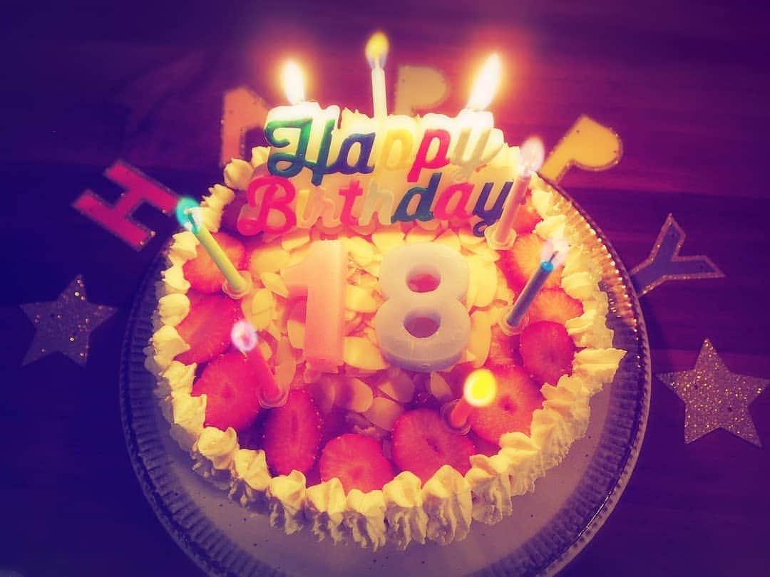 岡本真夜さんのインスタグラム写真 - (岡本真夜Instagram)「息子くん18歳＼(^^)／ #誕生日ケーキ #おめでとう❤️ #息子 #あっという間 #18歳 #恒例 #手作りケーキ #happybirthday #cake #love #congratulations」11月3日 23時12分 - mayookamoto510