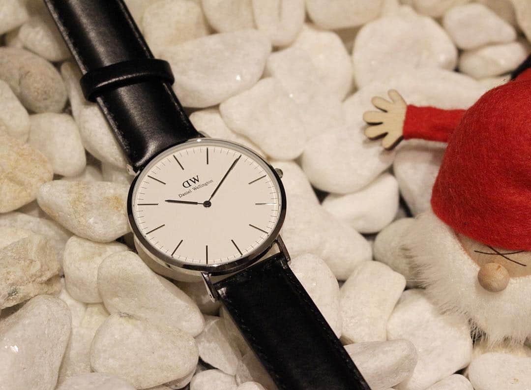 snooze500さんのインスタグラム写真 - (snooze500Instagram)「@danielwellington さんのモニターで頂いた時計。シンプルなデザインが気に入って愛用してたんですが、先日、自分の不注意で壊してしまい、凹んでいたところ、一足早いクリスマスプレゼントで、また頂けました^ ^  ありがとうございます🙏 ということで、少しづつ#インテリア にも#クリスマス 感を✨ プチツリー出しました🎄 ************************ ダニエルウェリントン クリスマスキャンペーン🎅 ▪️商品を2点選ぶと10％OFF （クーポンとの併用可能） ▪️ギフトラッピング・送料無料 ‥ 🔸15％OFFクーポンコード→snooze （有効期限:12/31までです） ‥ https://www.danielwellington.com/jp ‥ #ダニエルウェリントン #DWforeveryone #北欧 #腕時計 #ノルディカニッセ #watch #モニター」11月3日 23時28分 - snooze500