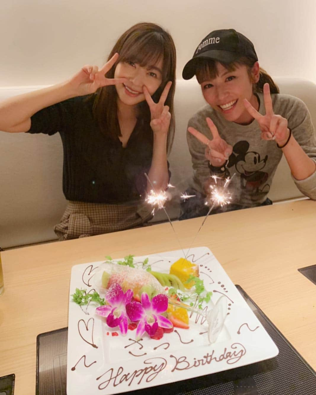 指原莉乃さんのインスタグラム写真 - (指原莉乃Instagram)「若槻さんと食事！ 早めのお誕生日祝いもしてもらいました✨すっごくかっこいいプレゼントもいただいたの😢 早く着たい  ごちそうさまでした！  #優しい先輩 #気遣いの神 #しかし #喋る内容 #ほぼゴシップ #低俗 #サゲ #いい感じに言えば #ゴシップガール #アゲ #本当にいい人」11月3日 23時33分 - 345insta