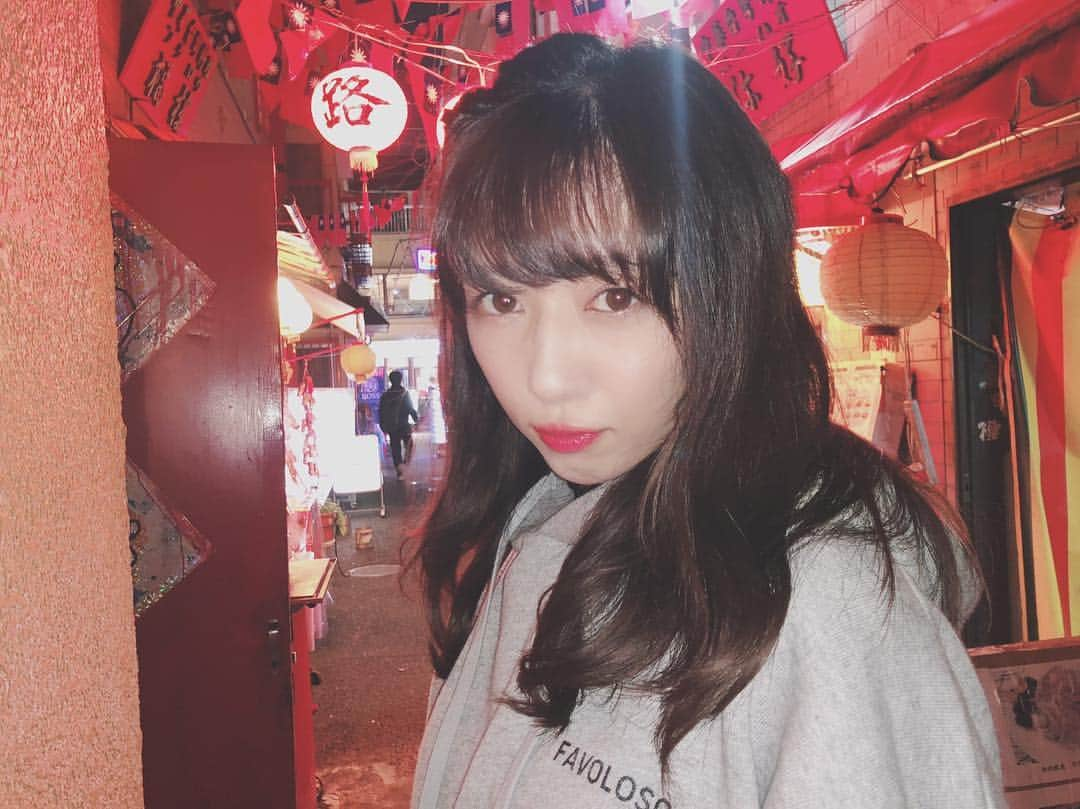 真山りかさんのインスタグラム写真 - (真山りかInstagram)「.﻿ ﻿ ほん ど (と) り﻿ ﻿ #フラッシュ #📸﻿ ﻿ #🤧#✨✨✨﻿ ﻿ #白飛び #ちゃん﻿ ﻿ #横浜中華街﻿ ﻿ #中華 #が #無性に食べたい﻿ ﻿ #まやまにあ﻿ ﻿ .﻿」11月3日 23時44分 - ma_yama_official