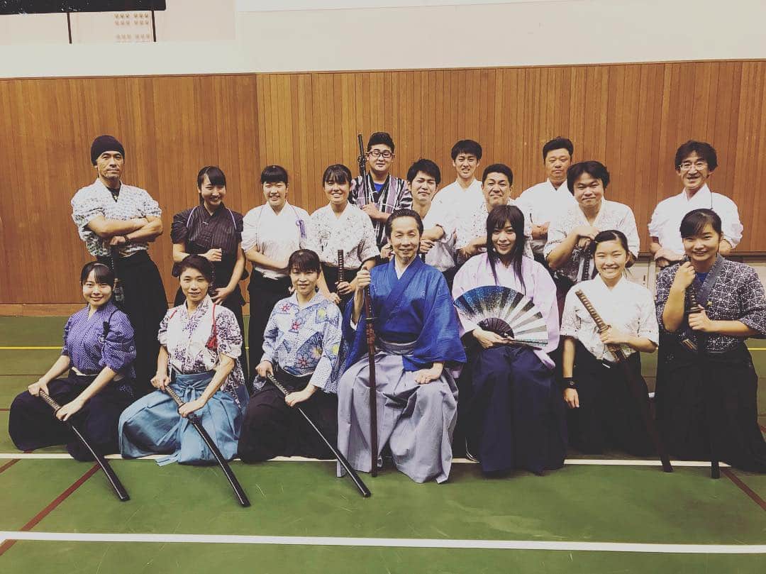 鈴華ゆう子のインスタグラム：「日本壮心流の皆様と♡ 11/11日本武道館にて行われる吟剣詩舞道大会。壮心流群舞の時の”詩吟”を私が歌います。 ※私の詩吟に合わせて壮心流の皆さんが舞うという意。 「江戸開城に懐う」という6行詩に挑戦！振袖でど真面目に詩吟歌うのは久しぶりです。 #日本壮心流 #壮心流 #吟剣詩舞 #詩吟 #剣舞 #鈴華ゆう子 #yukosuzuhana」