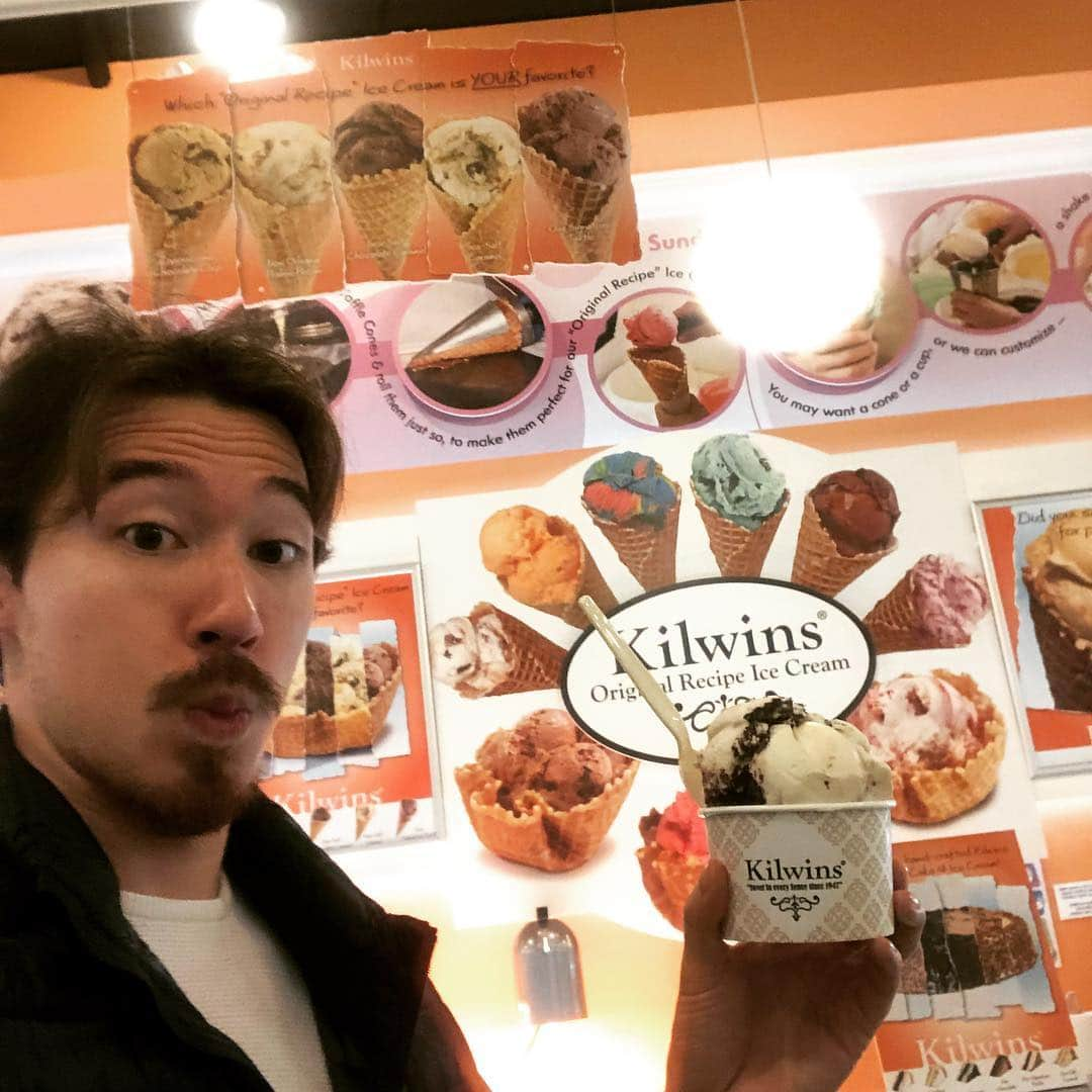 クリス・リードさんのインスタグラム写真 - (クリス・リードInstagram)「My Ice Cream! Mine! @kckpetoskey #kilwinsicecream #kilwinspetoskey #kilwinschocolatefactory #handsoff」11月4日 3時17分 - chrisreed77