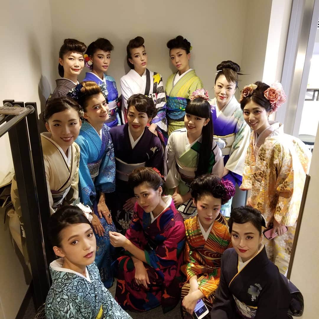 今堀恵理さんのインスタグラム写真 - (今堀恵理Instagram)「昨日、文化の日はRomantic KIMONO Festivalの着物のショーに出させて頂きました 奈良の　#京ろまん のイベントです  私が着てるのは千地泰弘先生のお着物。いつもと違うメイクでステージに立たせて頂きました。素敵な和を楽しんだ文化の日になりました。 モデル20名によるオープンステージ 豪華でしたよ。スワイプして見て下さいね♡  #romantic_kimono_festival 　#文学の日　#千地泰弘  #ロマフェス　#着物ショー　#kimono #nara #japanese」11月4日 15時22分 - eriimahori