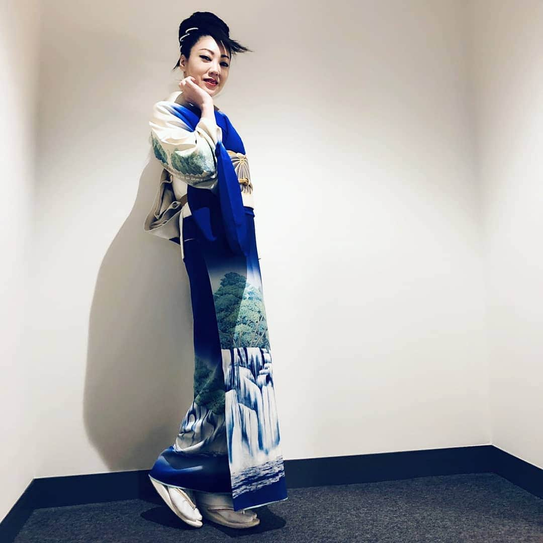 今堀恵理さんのインスタグラム写真 - (今堀恵理Instagram)「昨日、文化の日はRomantic KIMONO Festivalの着物のショーに出させて頂きました 奈良の　#京ろまん のイベントです  私が着てるのは千地泰弘先生のお着物。いつもと違うメイクでステージに立たせて頂きました。素敵な和を楽しんだ文化の日になりました。 モデル20名によるオープンステージ 豪華でしたよ。スワイプして見て下さいね♡  #romantic_kimono_festival 　#文学の日　#千地泰弘  #ロマフェス　#着物ショー　#kimono #nara #japanese」11月4日 15時22分 - eriimahori