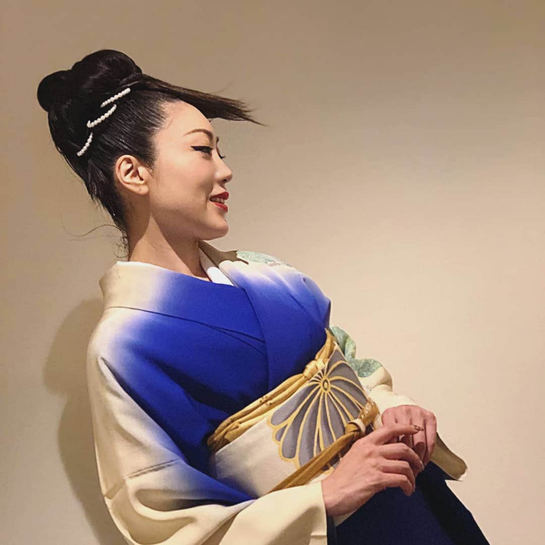 今堀恵理さんのインスタグラム写真 - (今堀恵理Instagram)「昨日、文化の日はRomantic KIMONO Festivalの着物のショーに出させて頂きました 奈良の　#京ろまん のイベントです  私が着てるのは千地泰弘先生のお着物。いつもと違うメイクでステージに立たせて頂きました。素敵な和を楽しんだ文化の日になりました。 モデル20名によるオープンステージ 豪華でしたよ。スワイプして見て下さいね♡  #romantic_kimono_festival 　#文学の日　#千地泰弘  #ロマフェス　#着物ショー　#kimono #nara #japanese」11月4日 15時22分 - eriimahori