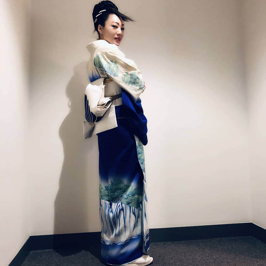 今堀恵理さんのインスタグラム写真 - (今堀恵理Instagram)「昨日、文化の日はRomantic KIMONO Festivalの着物のショーに出させて頂きました 奈良の　#京ろまん のイベントです  私が着てるのは千地泰弘先生のお着物。いつもと違うメイクでステージに立たせて頂きました。素敵な和を楽しんだ文化の日になりました。 モデル20名によるオープンステージ 豪華でしたよ。スワイプして見て下さいね♡  #romantic_kimono_festival 　#文学の日　#千地泰弘  #ロマフェス　#着物ショー　#kimono #nara #japanese」11月4日 15時22分 - eriimahori