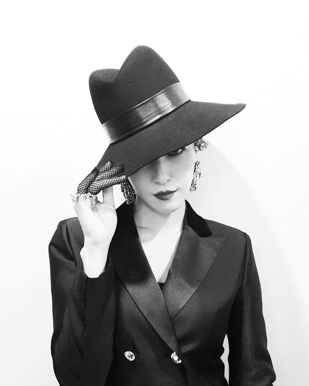BoAのインスタグラム：「난 이 모자가 그렇게 좋더라~🖤🎩」