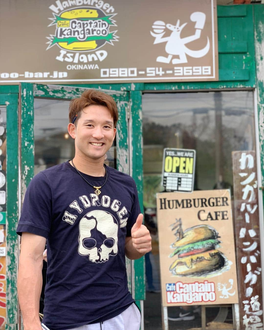 杉谷拳士さんのインスタグラム写真 - (杉谷拳士Instagram)「キャンプ5日目offday⚾️ 今日は1日休みでした‼︎😁 朝起きて滝のような雨でしたが昼過ぎには晴れたので太郎と出かけてきました( ＾∀＾)‼︎ 海もキレイで男達でハートロック行きました😁💨 ここは個人的に思い出の場所なのでまさか男達で行くとは……笑🤗 安定のキャプテンカンガルー😄 #沖縄 #ハートロック #古宇利島 #紅芋ソフトクリーム #海 #キレイ #キャプテンカンガルー #スパーキーバーガー #コラントッテ #コラントッテネックレス」11月4日 16時05分 - kenshi.02