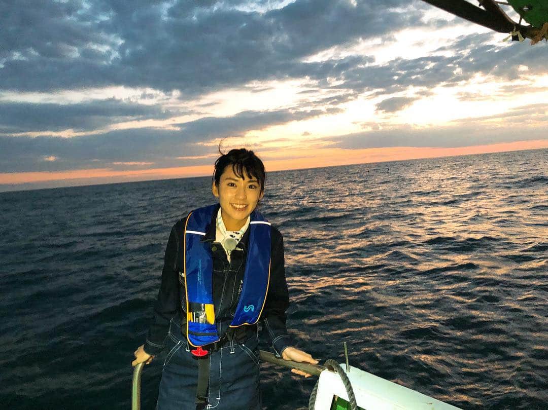のインスタグラム：「本日あさ8:25より NHK「うまいッ！」に出演します🐟 今回は幻の魚といわれるクエを求めて和歌山へ行ってきました❗️ なかなか釣れないといわれるクエの漁は、ドキドキが止まらず胸が高鳴ってばかりでした。 ぜひその様子をチェックしてください❗️ またオフショット載せます♪ #NHK #うまいッ #和歌山へ #クエを求めて」