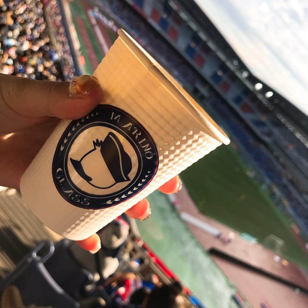 山口みらんのインスタグラム：「FC東京 戦❤️💙 ー日産スタジアムー ０－１ ルヴァンの鬱憤を晴らすとはならず仲川選手や山中選手の惜しいシュートはあったものの敗戦😢 ウーゴ選手の滲み出る熱量は感じてたし...試合はヒートアップし多少荒れてたね！(レフェリー😡😡😡) W杯明けから勝った試合に観戦行けてなくてトリパラ不足です(ヽ´ω`)ﾄﾎﾎ･･ 残りのホームあと1戦は絶対に勝っていい年明けを迎えさせて欲しいな(＞＜)✨ にしても、やっぱり久しぶりのサッカー観戦はとっても楽しかったしやっぱりサッカーだなあ〜マリノスだなあ〜と実感しました🔴⚪️🔵 来年からはホーム試合ほとんど行けるように年チケも買わなきゃ🙋‍♂️💓 ※マリノグラスホット美味しかった！！！ #fmarinos #マリノス #Jリーグ #サッカー #Soccer #日産スタジアム #横浜 #横浜fマリノス  #マリノグラス」