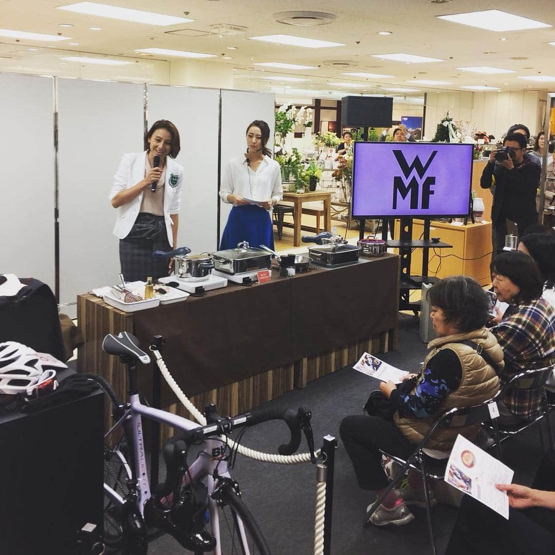 道端カレンさんのインスタグラム写真 - (道端カレンInstagram)「昨日、そごう横浜店にてWMF×アスリートフードマイスターのクッキングトークショー 「わが家 de アスリートフードのススメ」 をさせていただきました。 WMFはドイツで165年の歴史を持つ調理器具。 なんと、手前にあるロードバイクは私が愛用しているBHというメーカーのものを会場で展示してくださっていて、びっくり、嬉しかったです。 #wmf #そごう横浜店 #アスリートフードマイスター #bhbikes」11月4日 8時43分 - karenmichibata