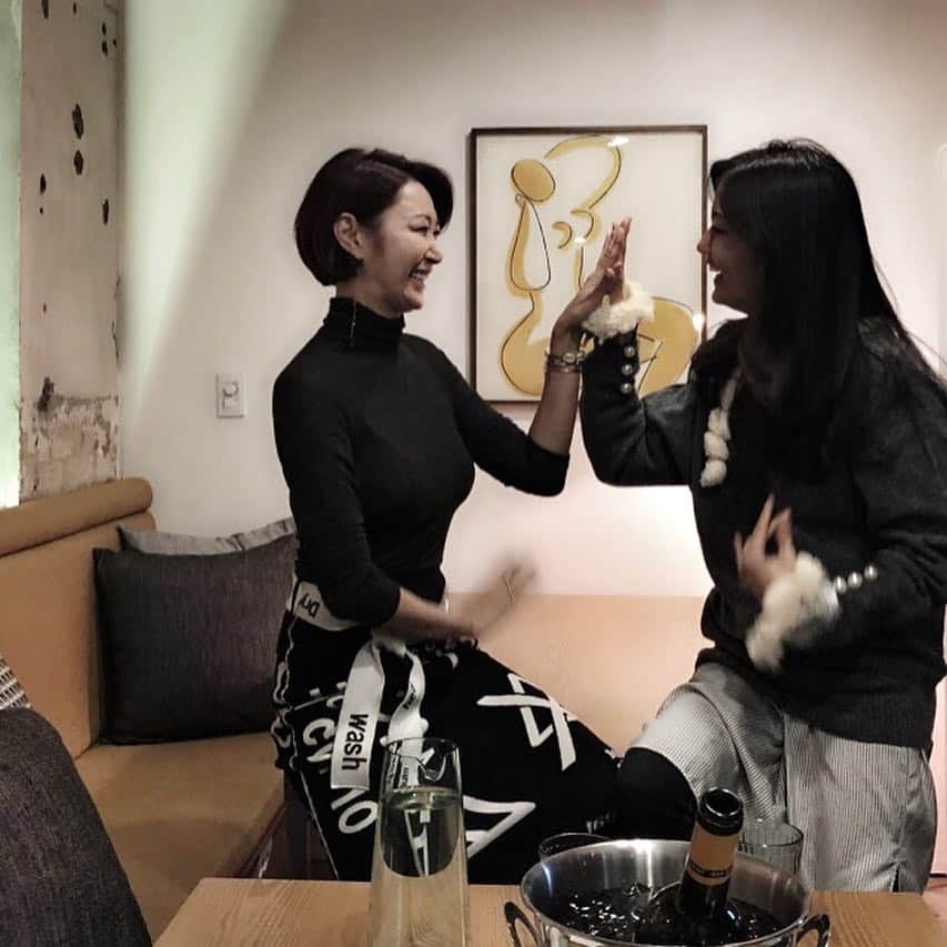 ピョン･ジョンスさんのインスタグラム写真 - (ピョン･ジョンスInstagram)「인애번개팅!! 얼굴보자! 나와! ♥️♥️♥️♥️♥️♥️😋 #야밤에먹방 #청담만옥  #심야영화 #보헤미안랩소디 수다떨며 맛있게먹고 ,영화까지보여준 인애양감사💋친구들감사💋」11月4日 9時34分 - hoyatoya
