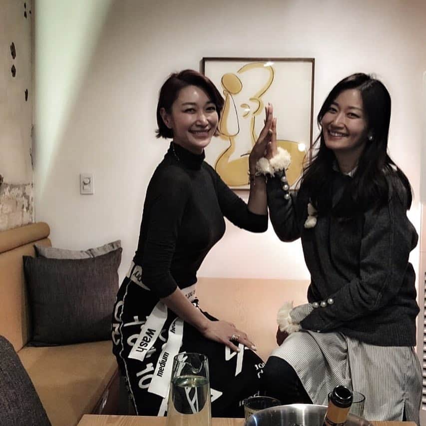 ピョン･ジョンスさんのインスタグラム写真 - (ピョン･ジョンスInstagram)「인애번개팅!! 얼굴보자! 나와! ♥️♥️♥️♥️♥️♥️😋 #야밤에먹방 #청담만옥  #심야영화 #보헤미안랩소디 수다떨며 맛있게먹고 ,영화까지보여준 인애양감사💋친구들감사💋」11月4日 9時34分 - hoyatoya