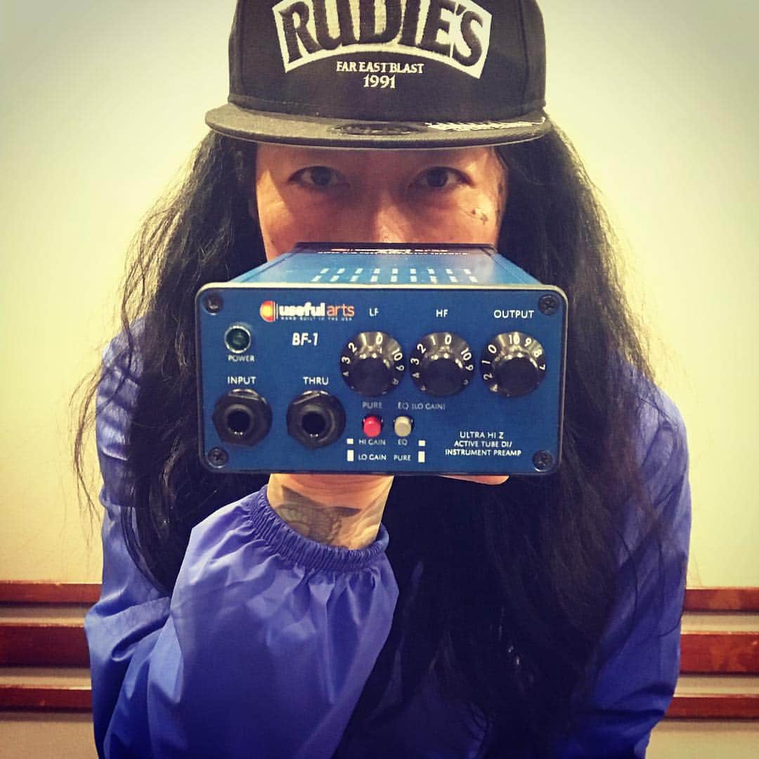 のインスタグラム：「さぁ、今日からJuon Tour リハ🔥  いつも良くしていただいてるオカダインターナショナルさんから、ニューギアのDIを陣中見舞いに投入して頂きました、ありがとうございます！！！ そして、アンプヘッドはWarwick ♫ タイトにローノイズでクリアにもブーミーにも振れる、頼もしいヤツ(^^) この秋はコレで回ります🌏  Thanks maxxx  #okadainternational  #usefularts #bf1 #sourceaudio  #korg #warwick #LWA1000 #lepinternational #onecontrol #futureimpact #bottombreaker #rudies」
