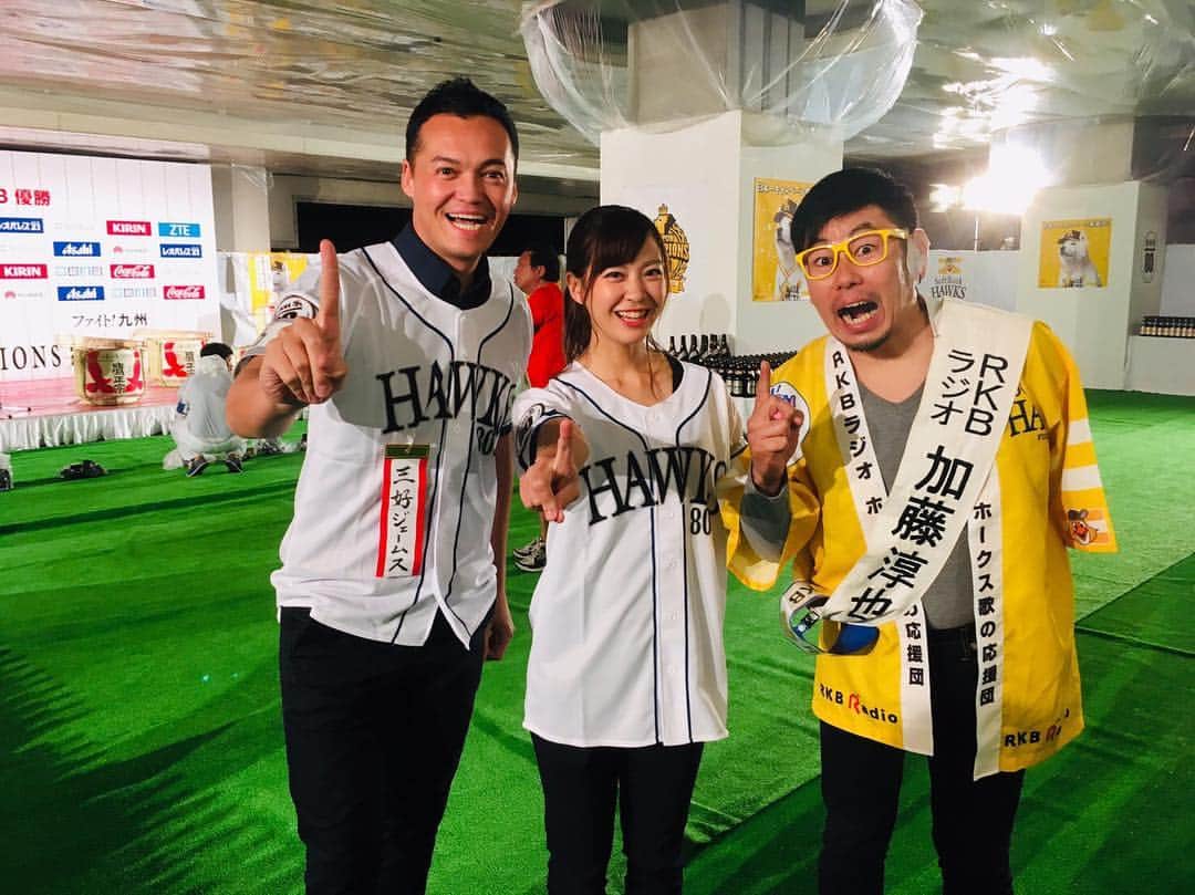 上杉あずさのインスタグラム：「. #福岡ソフトバンクホークス 2年連続日本一へ駆け上がりました✨ 初めての下克上からの日本一👑リーグ優勝を逃した悔しさから、一致団結して負けられない戦いを戦い抜き、ここまで登りつめました！！カッコよすぎました...！ 本当に本当におめでとうございますとありがとうございました🏆たくさんの感動、素晴らしい戦い、最強のチームワーク...どこをとっても、ホークスは本当に最高です❤️ . 強いチームには強い理由がある。ただ強いんじゃないし、ただ層が厚いんじゃない。そんな言葉で簡単に片付けないで欲しいくらい、ホークスは1人ひとりの想いや覚悟、決意、練習...凄いと思います。ホークス取材させてもらうようになって3シーズンが終わりました。まだまだペーペーですが、近くでたくさんその魅力を感じてきたからこそ、毎年毎年ホークスが好きになります。だから、これからはホークスファンのみならず、ホークスにまだ興味無い方々や、強くて面白くないと言う方々にも、その魅力を届けられるように頑張ります💪🏼⚾️ . 個人としては、初めてこういう歓喜の舞台でリポーターを務めさせて頂き、感無量です。子供の頃からの夢でもあったので、まだ信じられない気持ちもありますが、始まってしまえばもう！喜びの選手たちを讃え、笑顔のインタビューをホークスファンの皆様にお届けするんだと体当たりでした！正直、アドレナリンで記憶があまり無いですが(笑)素晴らしい場所に居させて頂けたことに感謝して、来シーズンももっともっと取材し、伝え手として邁進していきます！！！ RKBラジオやテレビで祝勝会の模様など見届けて下さった皆さん、ありがとうございました🙏🏼💜 #fukuoka #softbankhawks #japan #no1 #🏆 #victory #championship #top #professional #league #npb #carp #hiroshima #wonderful #games #thankyou #⚾️ #❤️ #arigato #baseball」