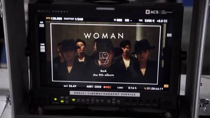 BoAのインスタグラム：「막방 끝나서 슬퍼할 너희들에게 선물🎁 WOMAN MV making film #1 🖤🎥 #woman」