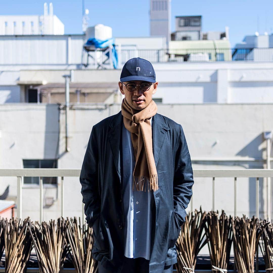 のインスタグラム：「[inoue brothers マフラー入荷] 巻物が必要な気候になってきましたね。 首元さえあたためておけば、かなり暖かい心地になるもの。 ちょうどいいマフラーが今年も届きました。 長すぎないサイズで、巻いた姿もスマート。 手触りは勿論最高。とってもやさしい巻き心地です。 inoue brothersとパートナーシップを結んだ、ペルーのアルパカ研究所で作られています。 -- struct 大阪市西区京町堀1-13-21 高木ビル3F 営業時間：12：00〜19：00 定休日：火水 struct.biz お買い物は @struct_blueover のプロフィール リンクからどうぞ -- #struct #ストラクト #京町堀 #靱公園 #osaka #大阪 #セレクトショップ #メンズコーデ #inouebrothers #マフラー #アルパカ #クリスマスプレゼント」
